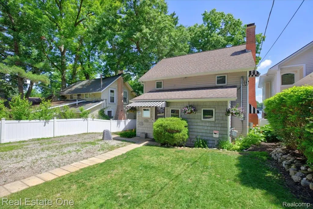 836 Pine Tree Road W Orion Charter Township MI 48362