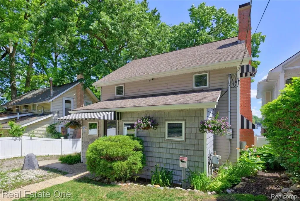 836 Pine Tree Road W Orion Charter Township MI 48362