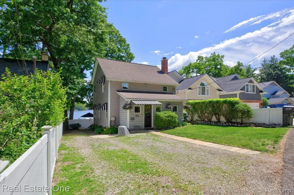 836 Pine Tree Road W Orion Charter Township MI 48362