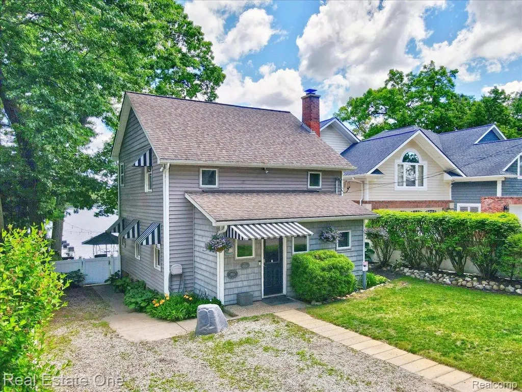 836 Pine Tree Road W Orion Charter Township MI 48362