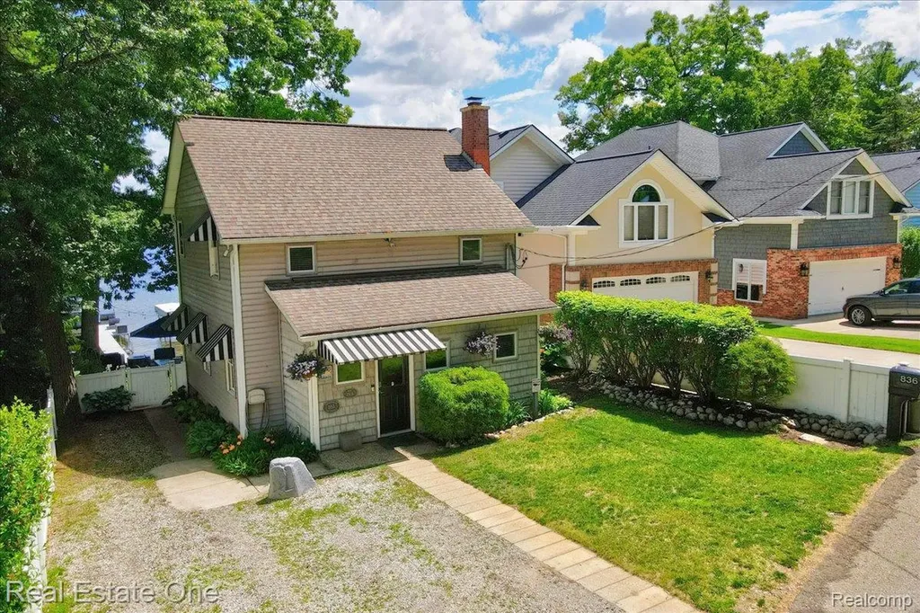 836 Pine Tree Road W Orion Charter Township MI 48362