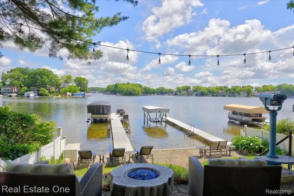 836 Pine Tree Road W Orion Charter Township MI 48362