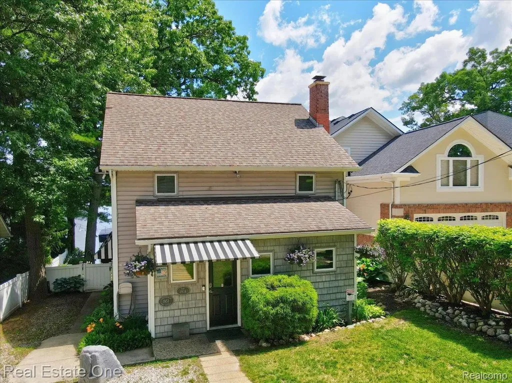 836 Pine Tree Road W Orion Charter Township MI 48362