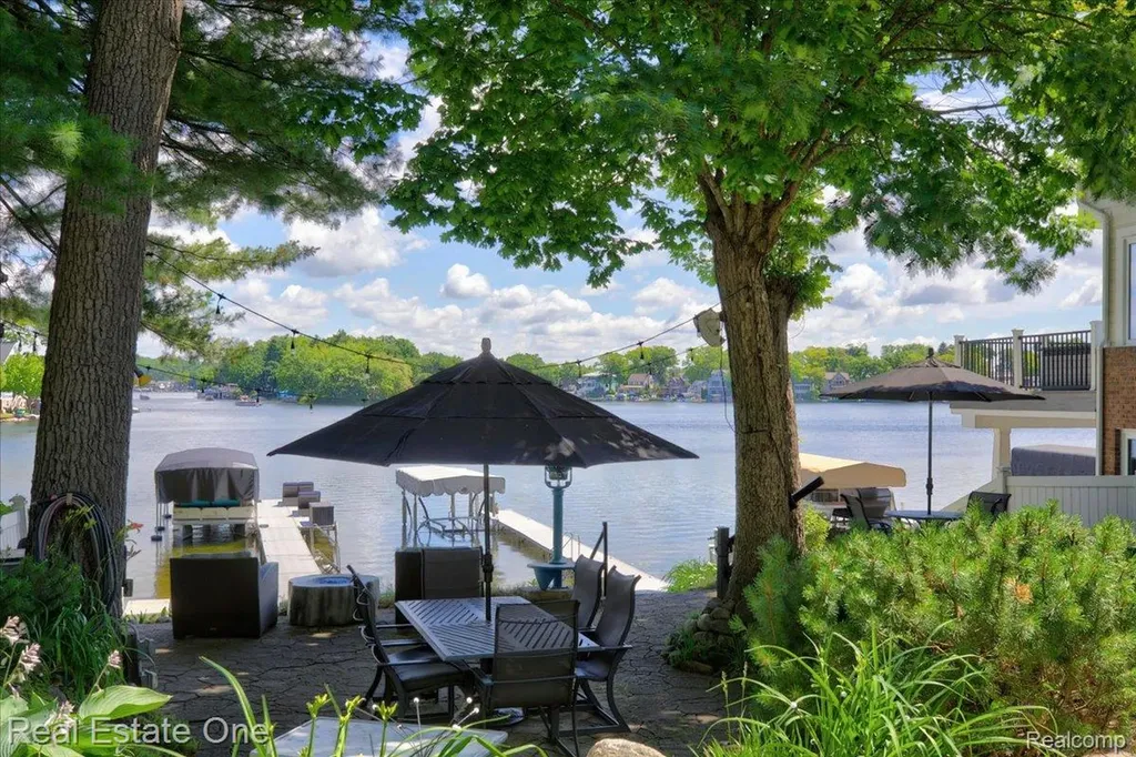 836 Pine Tree Road W Orion Charter Township MI 48362