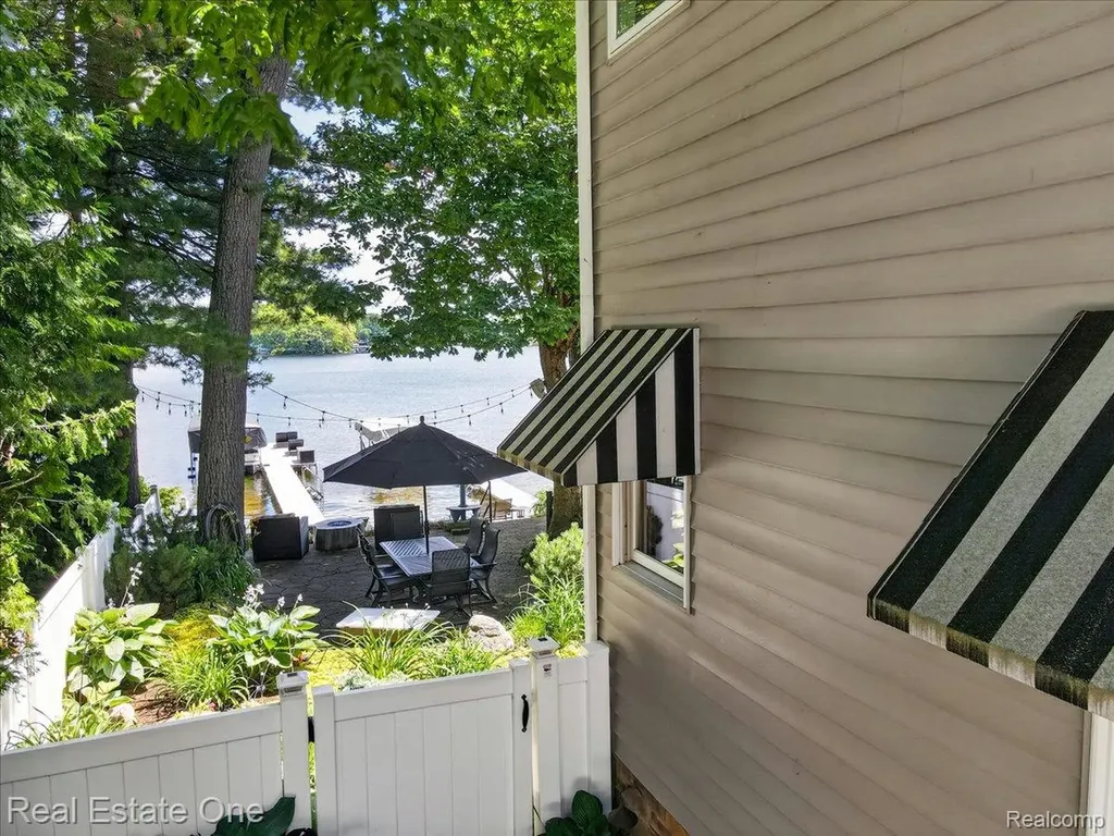 836 Pine Tree Road W Orion Charter Township MI 48362