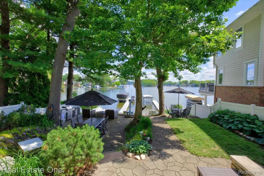 836 Pine Tree Road W Orion Charter Township MI 48362
