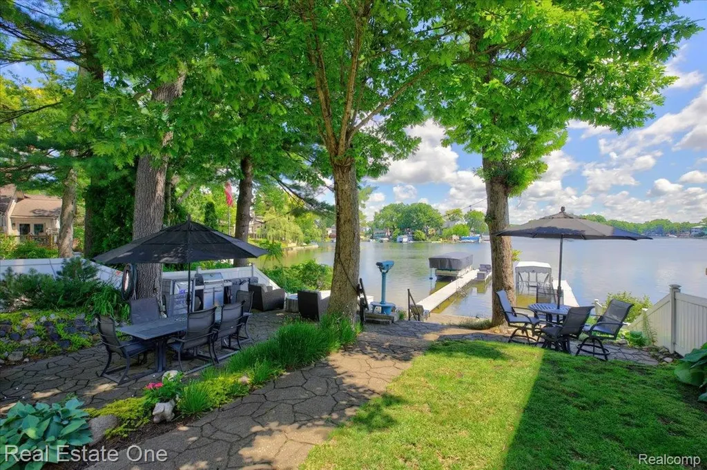 836 Pine Tree Road W Orion Charter Township MI 48362