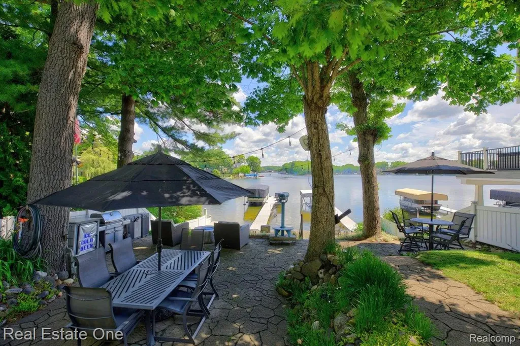 836 Pine Tree Road W Orion Charter Township MI 48362