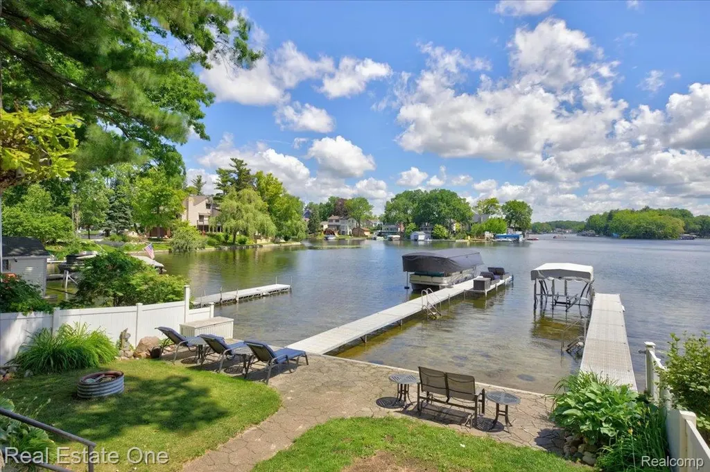 836 Pine Tree Road W Orion Charter Township MI 48362