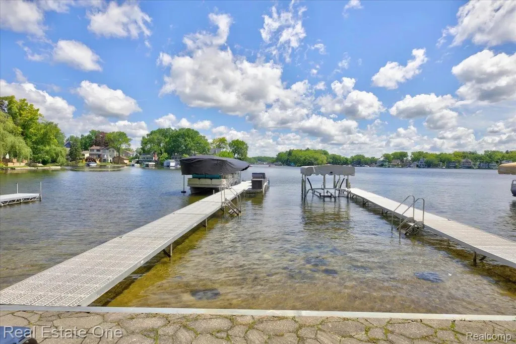 836 Pine Tree Road W Orion Charter Township MI 48362
