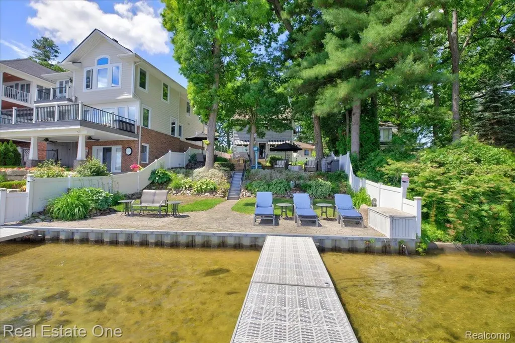 836 Pine Tree Road W Orion Charter Township MI 48362