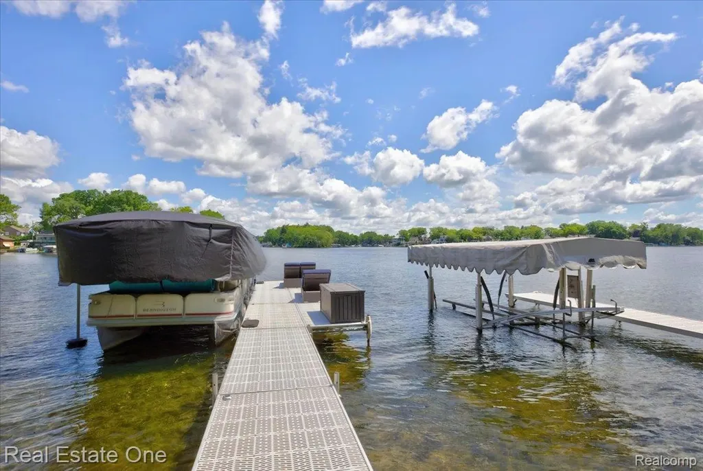 836 Pine Tree Road W Orion Charter Township MI 48362