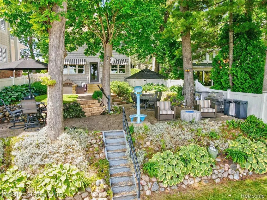 836 Pine Tree Road W Orion Charter Township MI 48362
