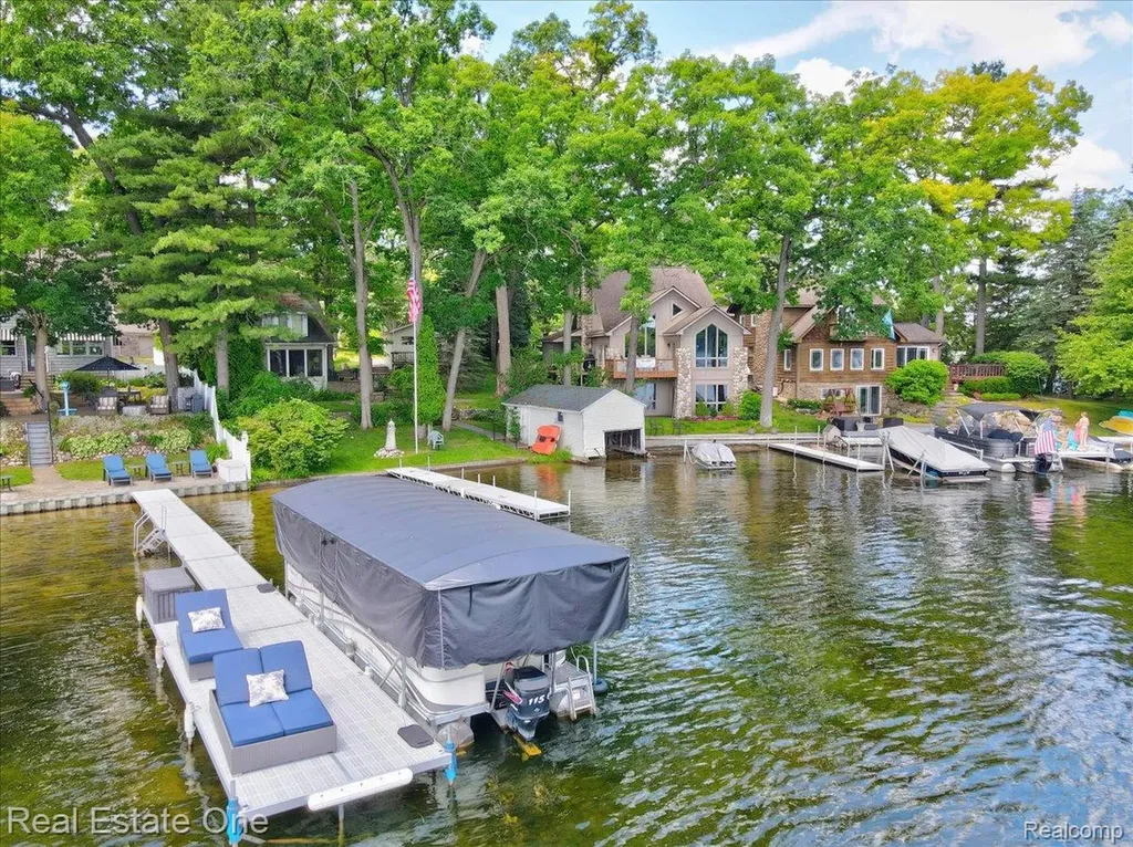 836 Pine Tree Road W Orion Charter Township MI 48362
