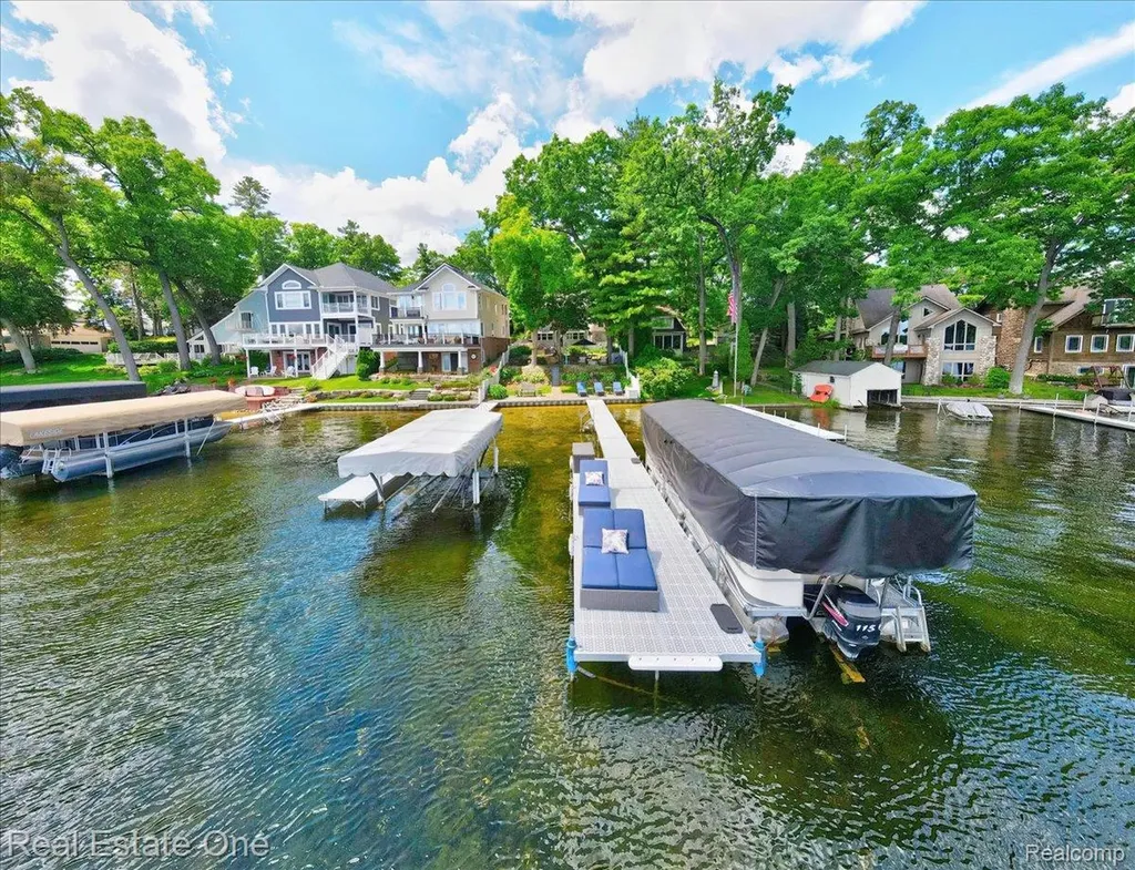 836 Pine Tree Road W Orion Charter Township MI 48362