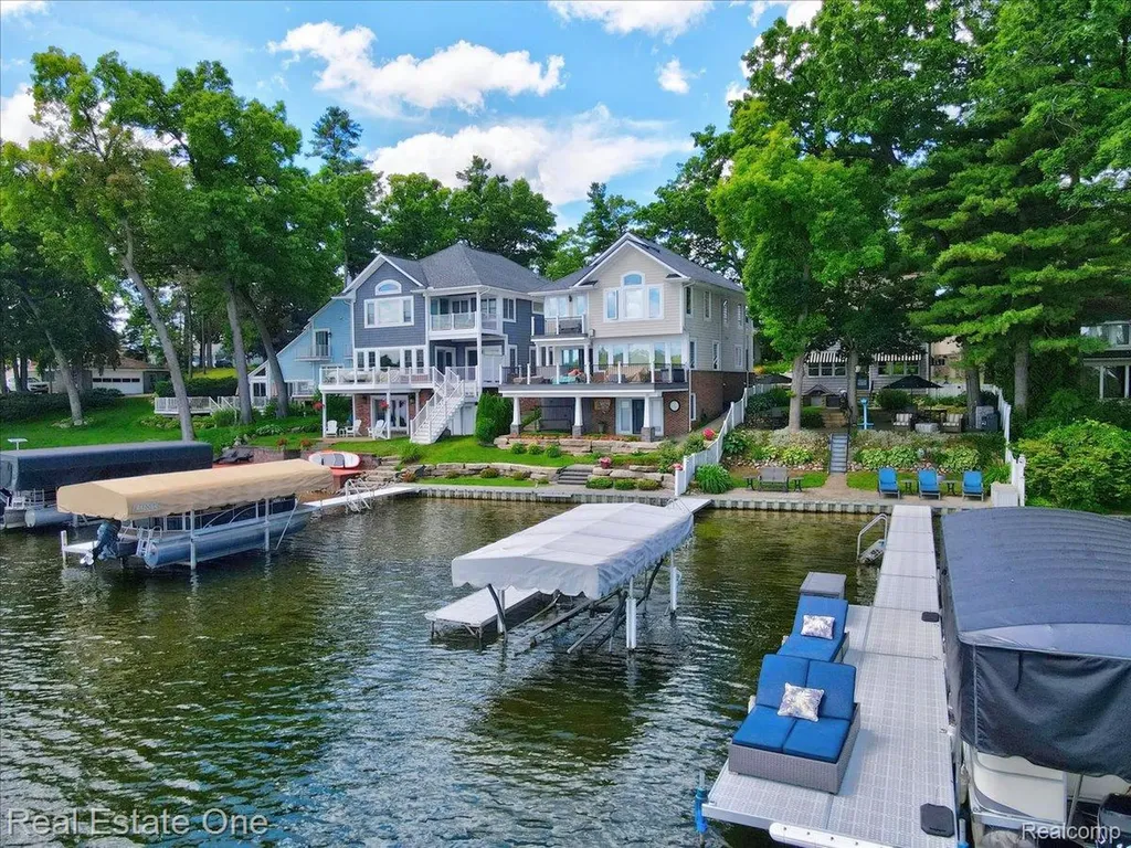 836 Pine Tree Road W Orion Charter Township MI 48362