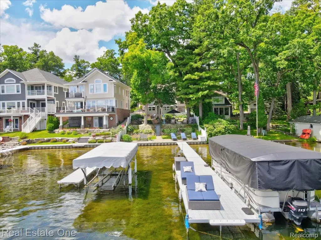 836 Pine Tree Road W Orion Charter Township MI 48362