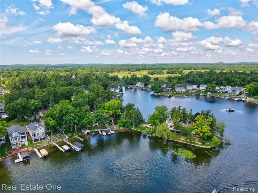 836 Pine Tree Road W Orion Charter Township MI 48362
