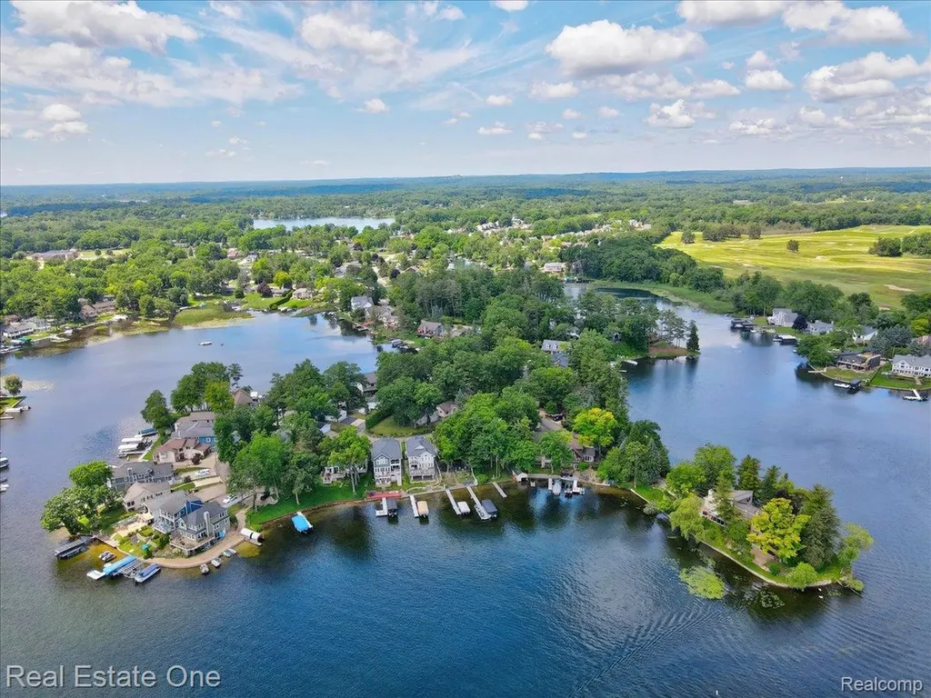 836 Pine Tree Road W Orion Charter Township MI 48362