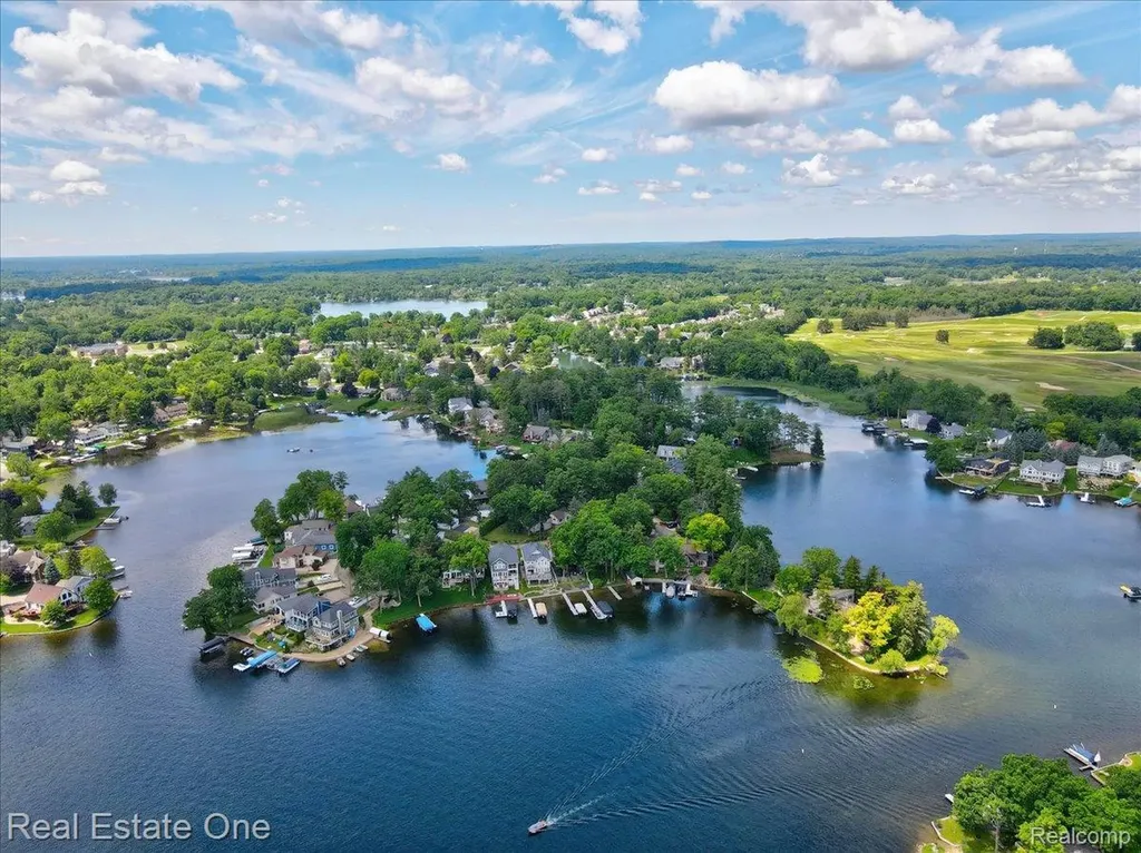 836 Pine Tree Road W Orion Charter Township MI 48362