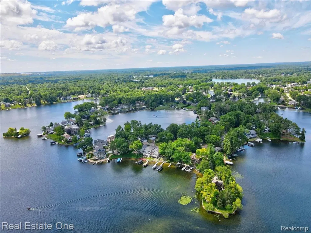 836 Pine Tree Road W Orion Charter Township MI 48362