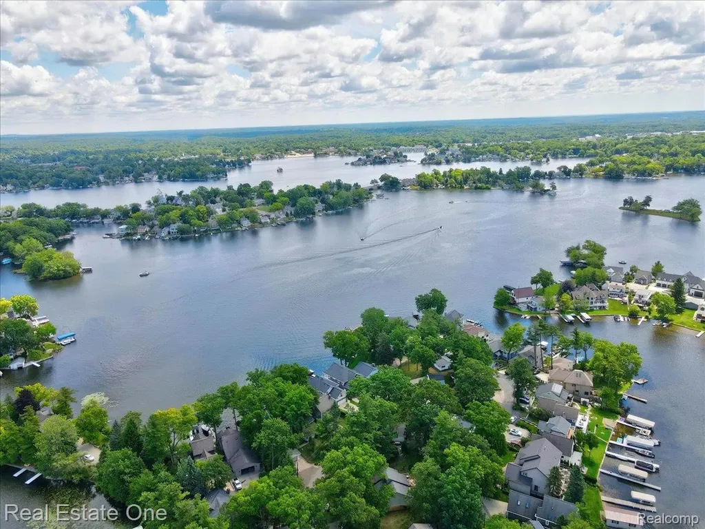 836 Pine Tree Road W Orion Charter Township MI 48362