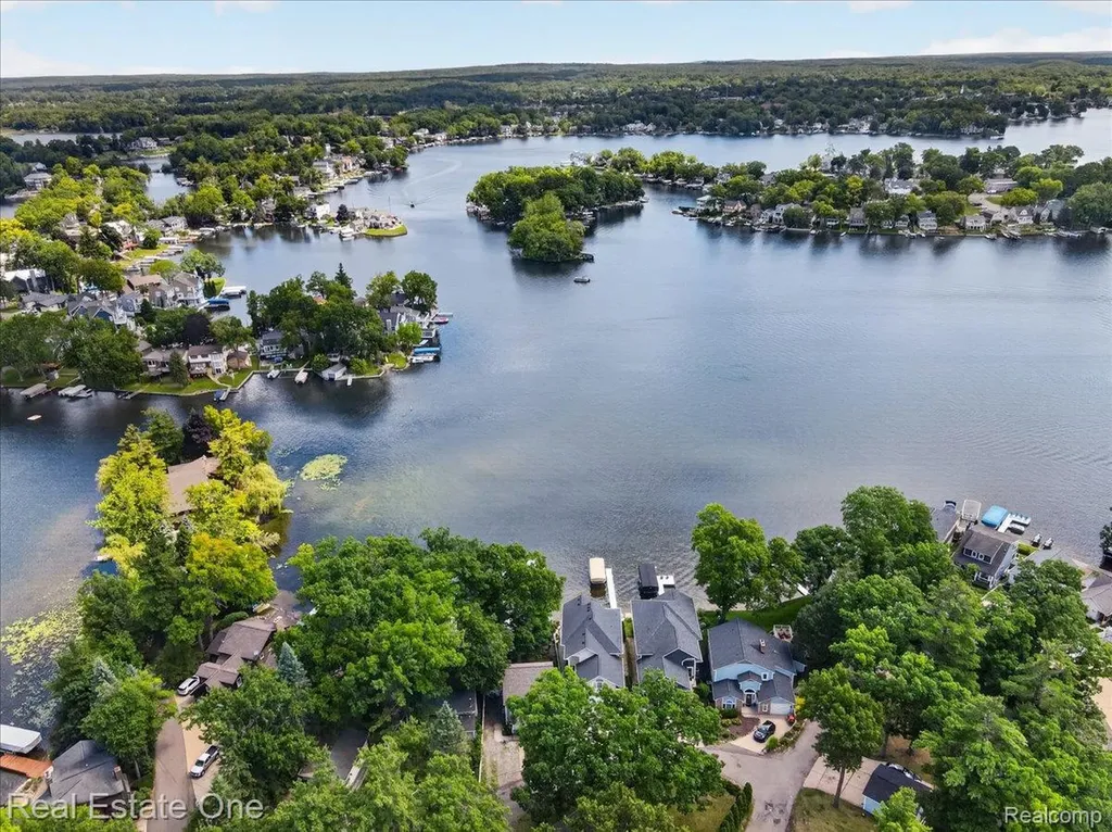 836 Pine Tree Road W Orion Charter Township MI 48362