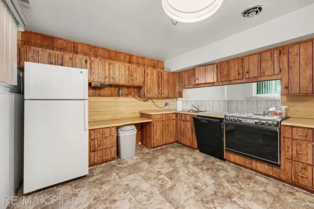 15628 Canberra Street Roseville City MI 48066