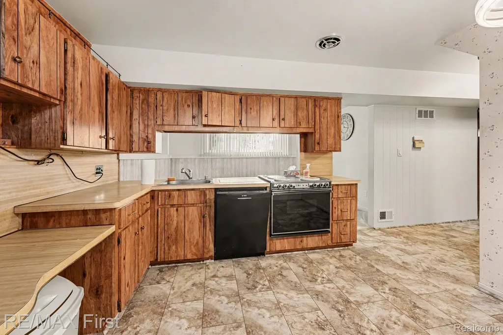 15628 Canberra Street Roseville City MI 48066