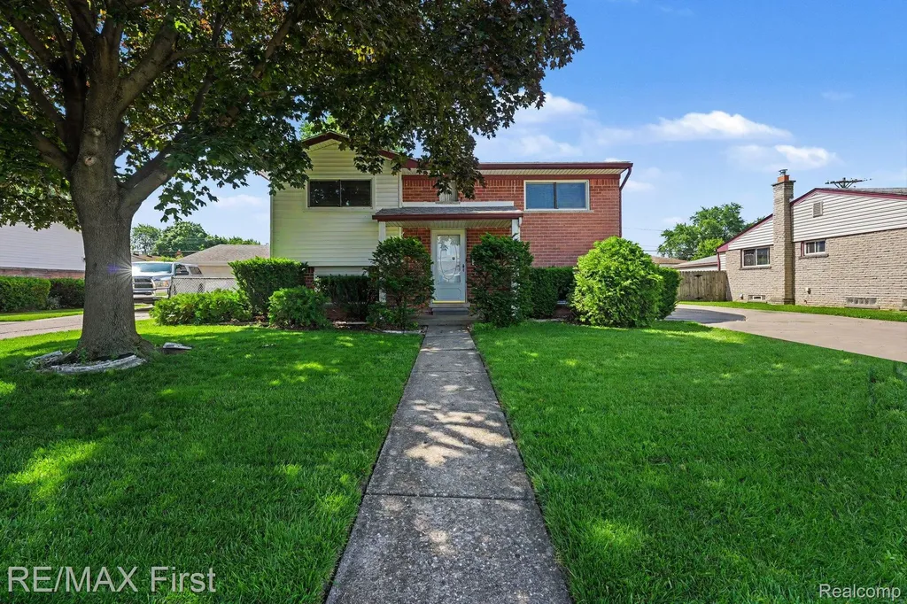 15628 Canberra Street Roseville City MI 48066