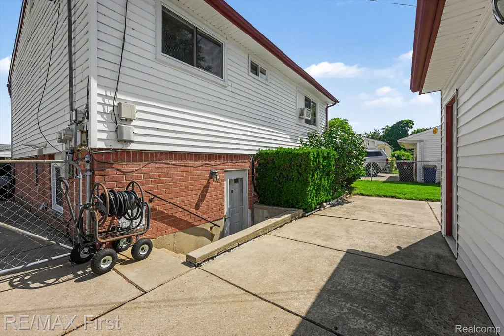 15628 Canberra Street Roseville City MI 48066