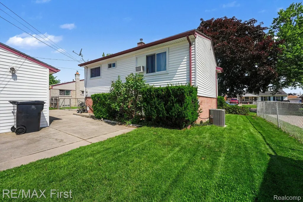 15628 Canberra Street Roseville City MI 48066