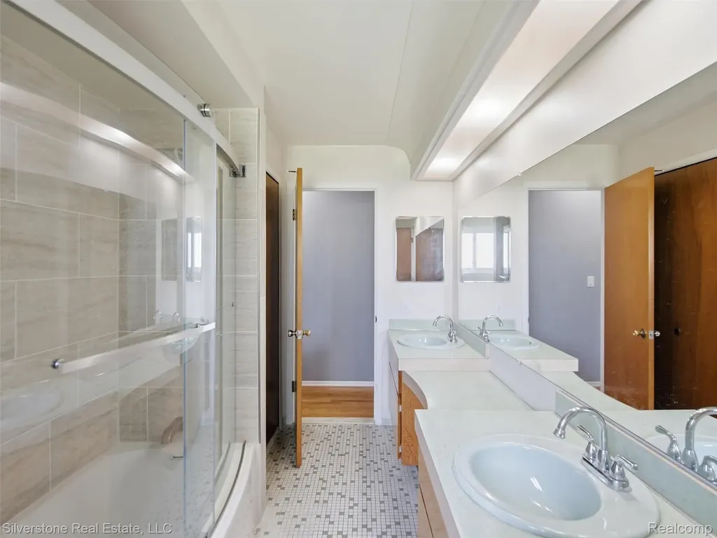30314 Birch Tree Drive Warren City MI 48093