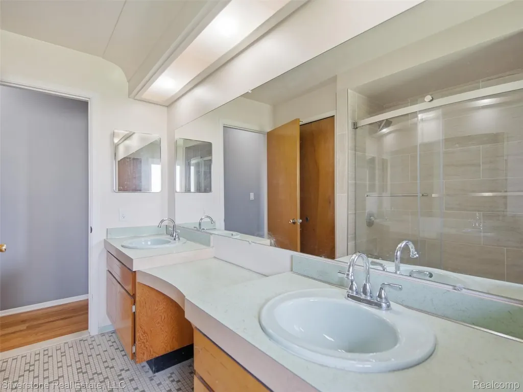 30314 Birch Tree Drive Warren City MI 48093