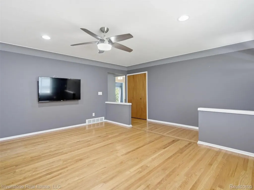 30314 Birch Tree Drive Warren City MI 48093