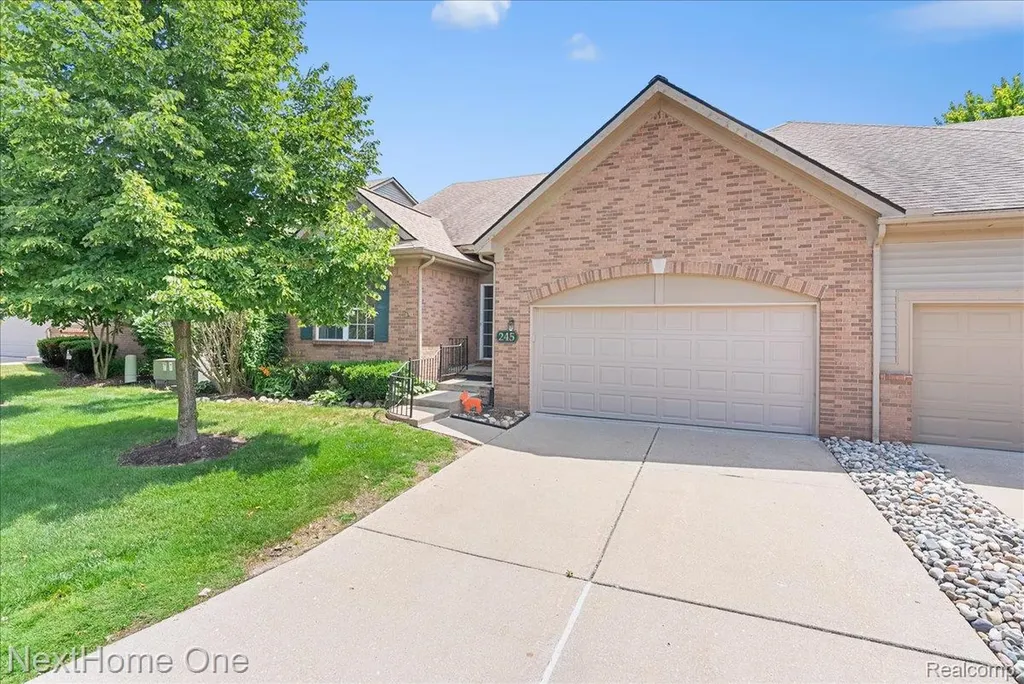 245 Winslow Circle Commerce Charter Township MI 48390