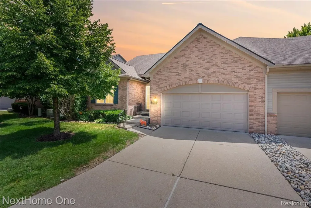 245 Winslow Circle Commerce Charter Township MI 48390