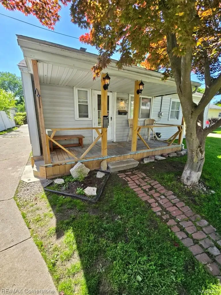 32257 Oscoda Court Westland City MI 48186