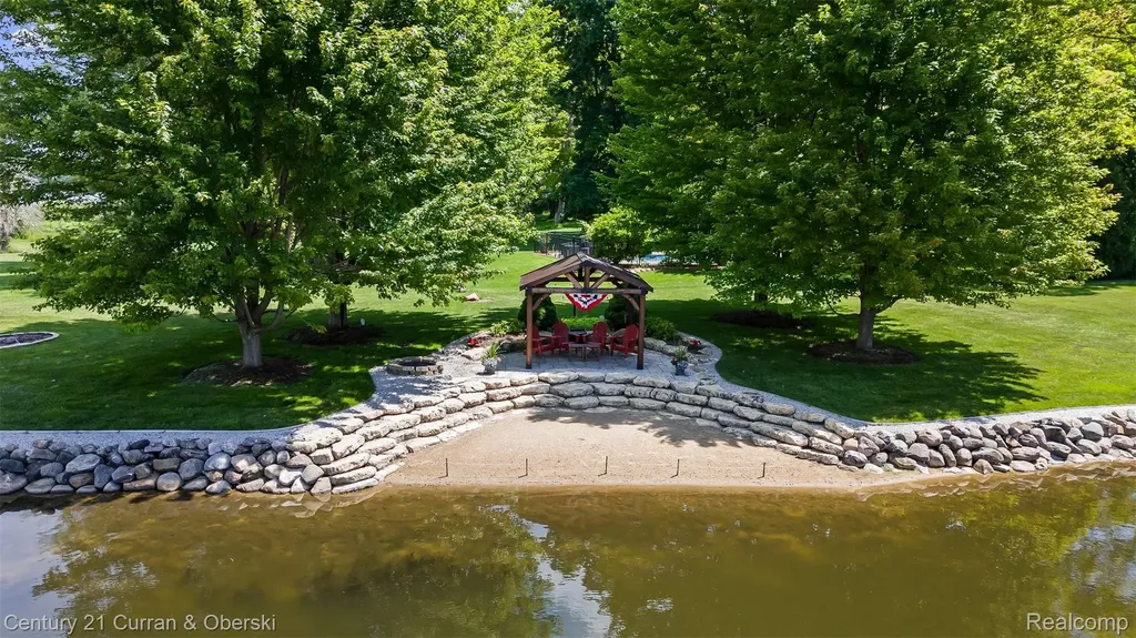 9298 Anacapa Bay Drive Hamburg Township MI 48169