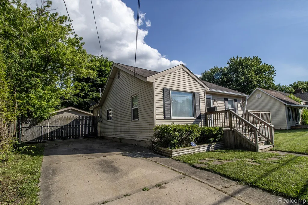 2829 Chicago Boulevard Flint City MI 48503