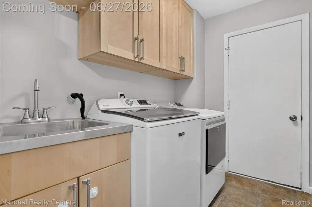 19682 Stamford Drive Livonia City MI 48152