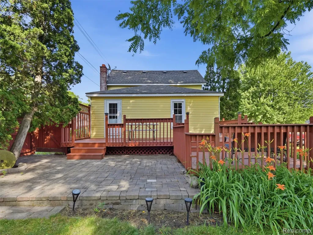 216 Bush Street Howell City MI 48843