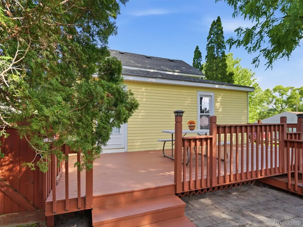 216 Bush Street Howell City MI 48843