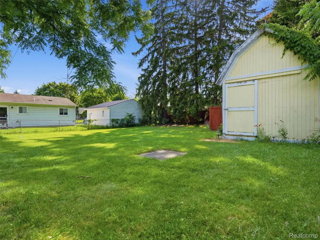 216 Bush Street Howell City MI 48843