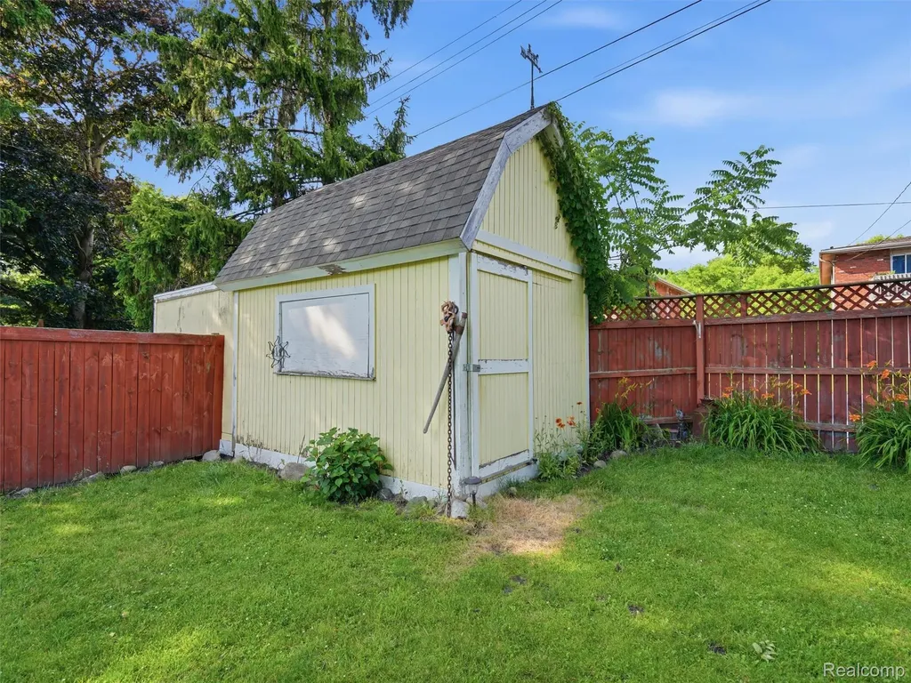 216 Bush Street Howell City MI 48843