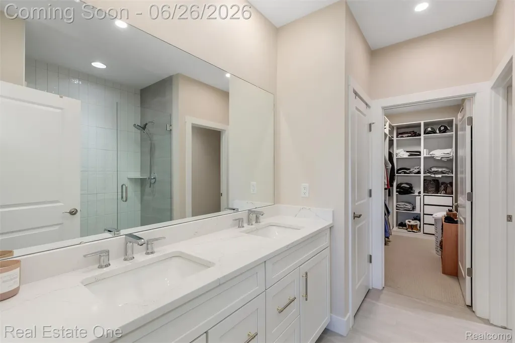 5318 Trail Vista Drive West Bloomfield Charter Township MI 48323