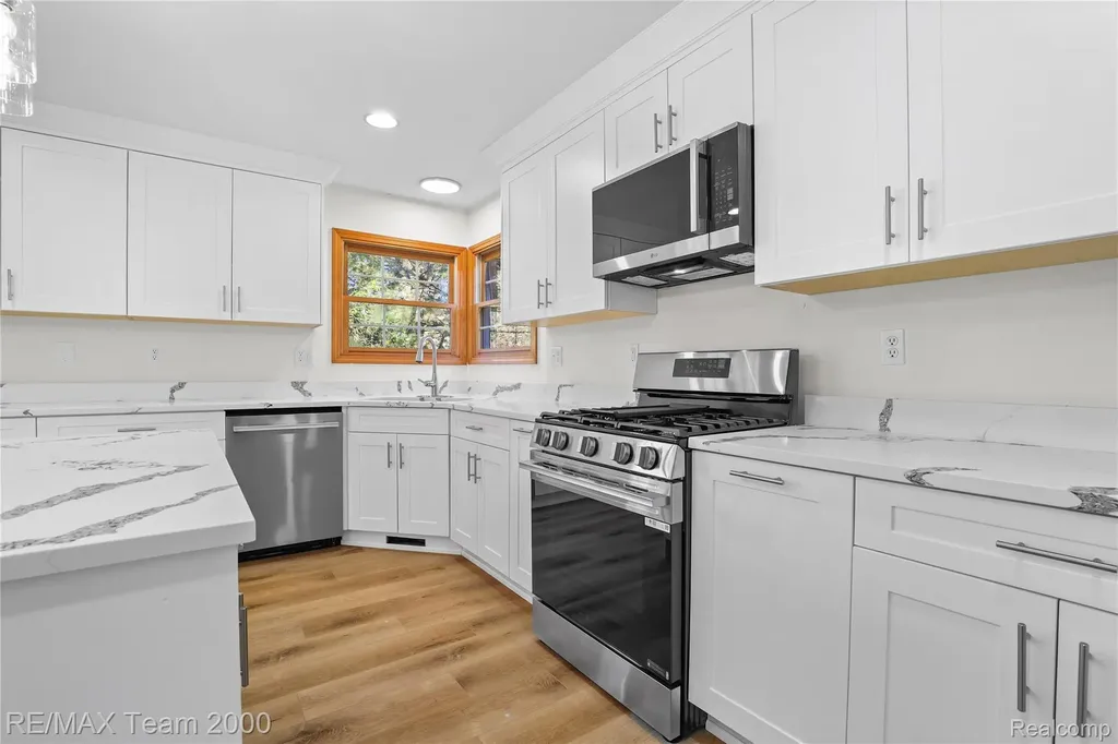 23888 Leighwood Drive Woodhaven City MI 48183