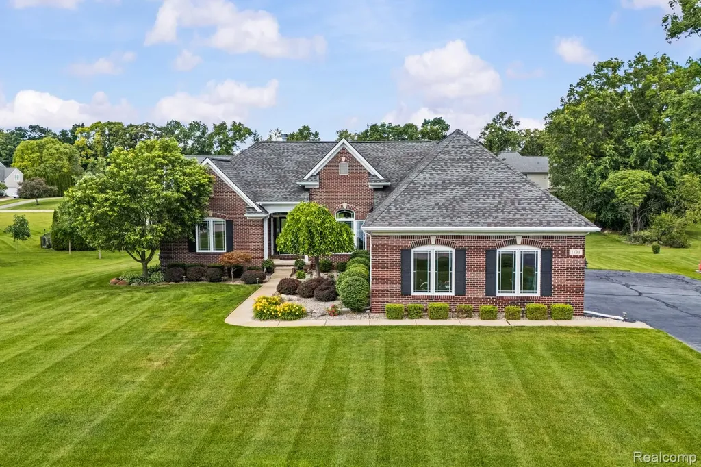 1131 Thorn Ridge Drive Hartland Township MI 48843