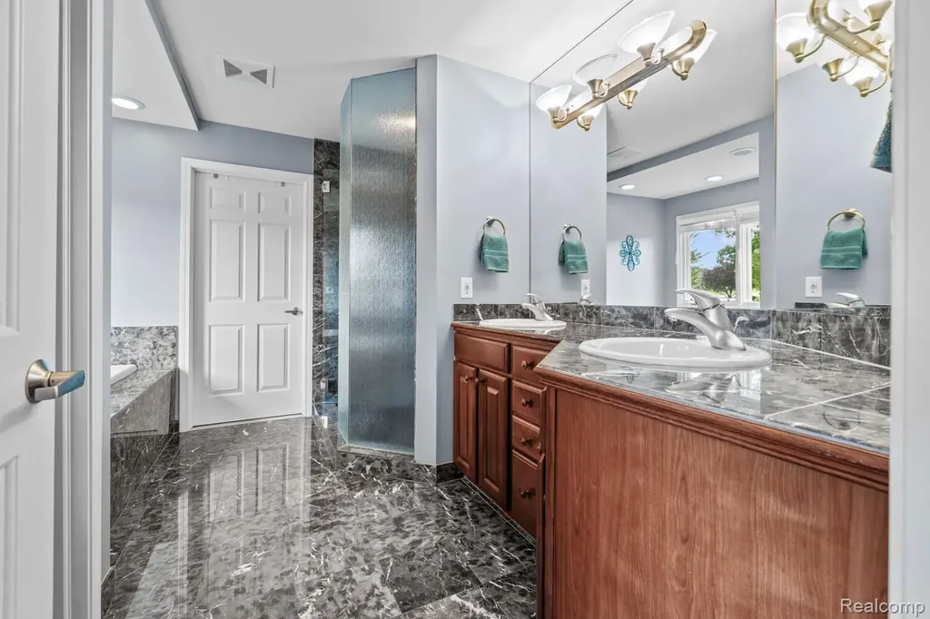 1131 Thorn Ridge Drive Hartland Township MI 48843
