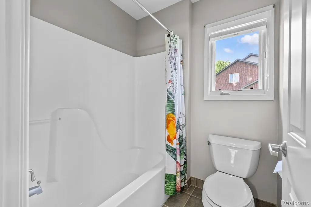 1131 Thorn Ridge Drive Hartland Township MI 48843